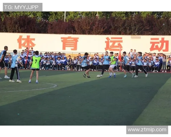 足球黄夏的激情与梦想在绿茵场上绽放的青春岁月